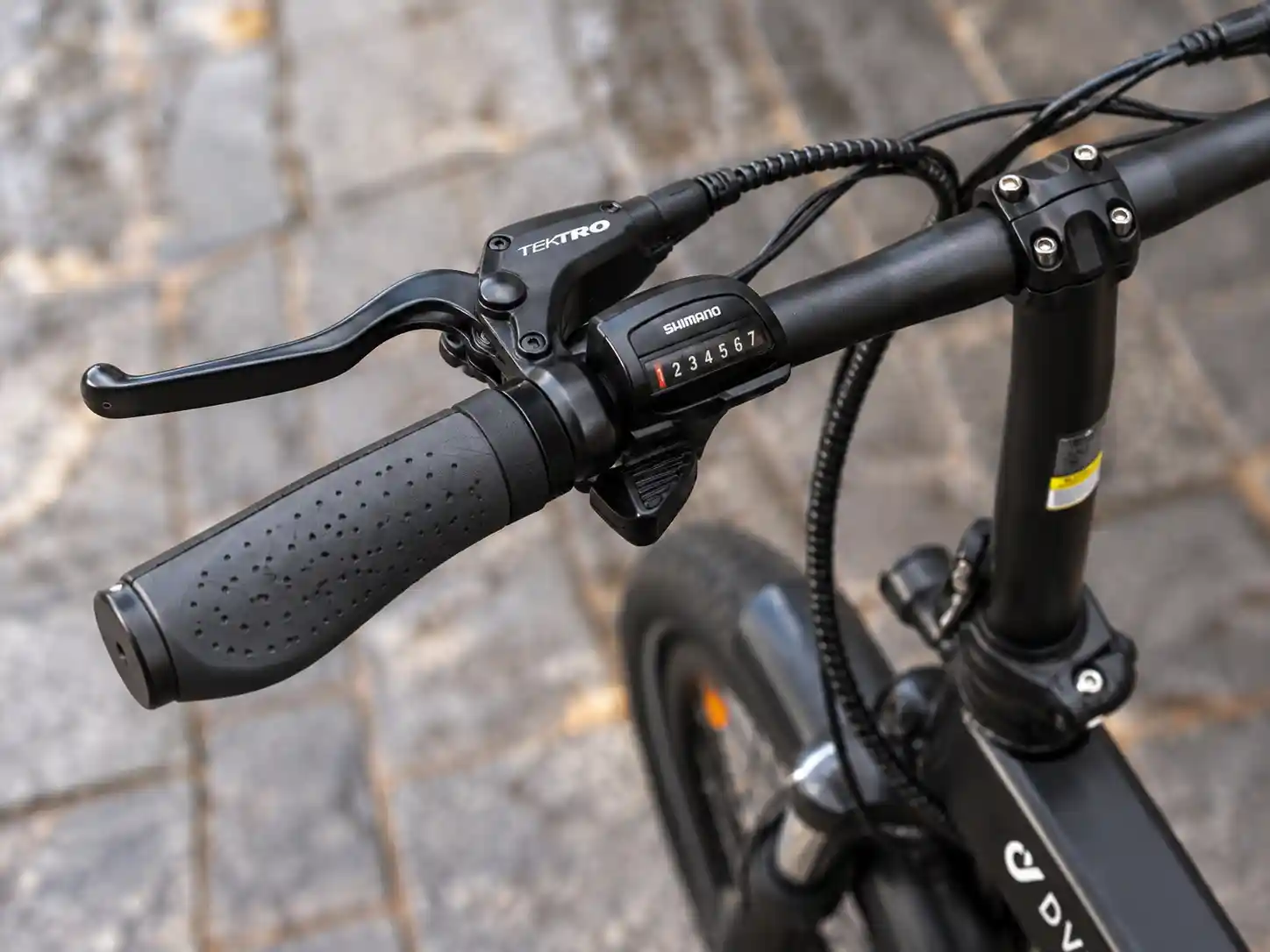 DVU electric bike handlebar and controls